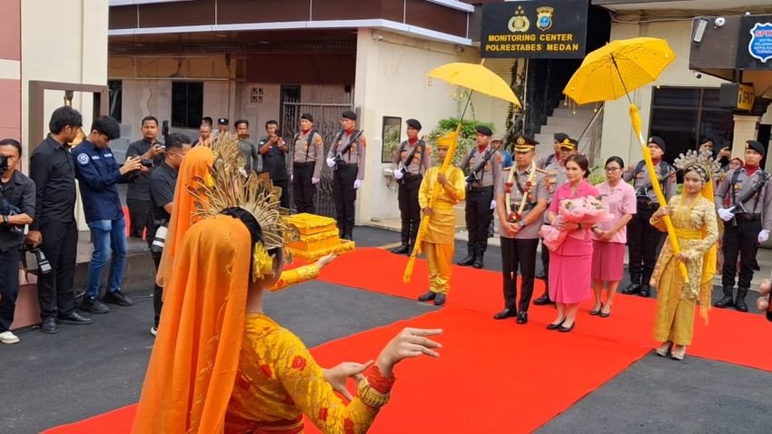 Kombes Jean Calvijn Resmi Pimpin Polrestabes Medan, Disambut Adat Melayu dan Pedang Pora
