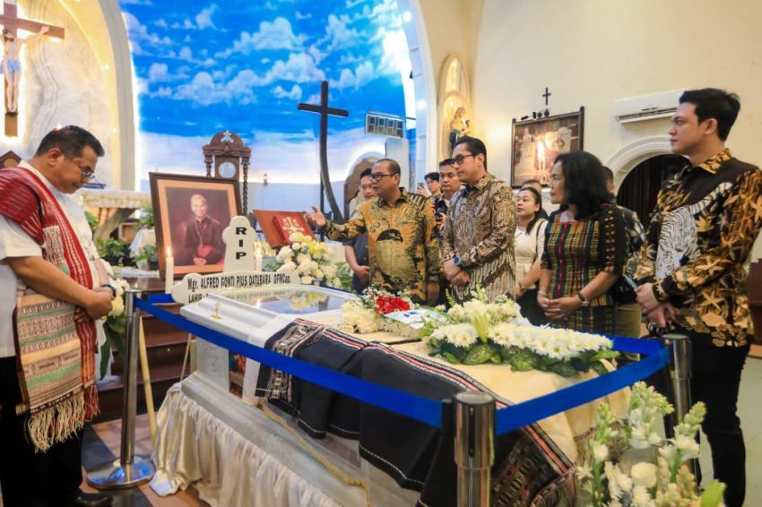 Hadiri Misa Requiem, Rico Waas Ungkapkan Bela Sungkawa atas Wafatnya Uskup Emeritus Pius Datubara