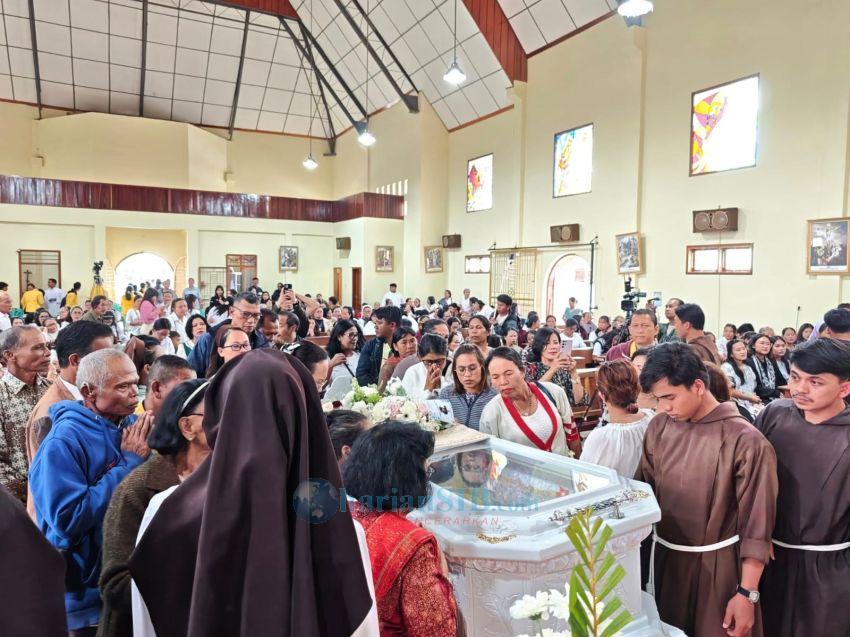 Tangisan Histeris Sr Agnes Datubara KYM Pecah Keheningan &lsquo;Gita Sang Surya&rsquo; Saat Lepas Jasad Mgr AGP Datubara OFMCap di Pematangsiantar