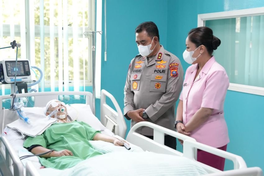 Kapolda Sumut Menjenguk Korban Kecelakaan, Sampaikan Keprihatinan dan Harapan Sembuh