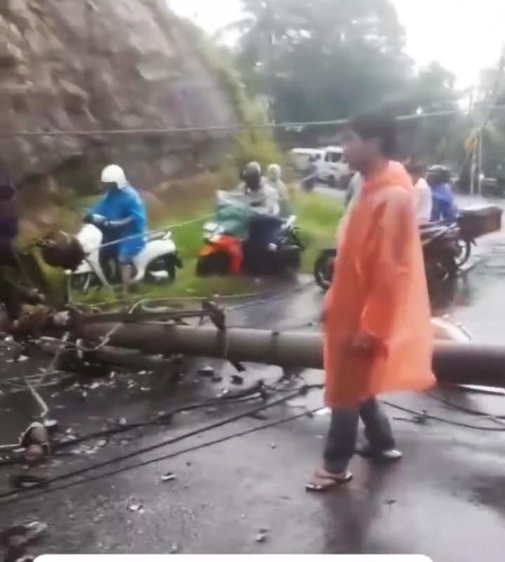 Hujan Deras Guyur Tapteng, Tiang Listrik Roboh