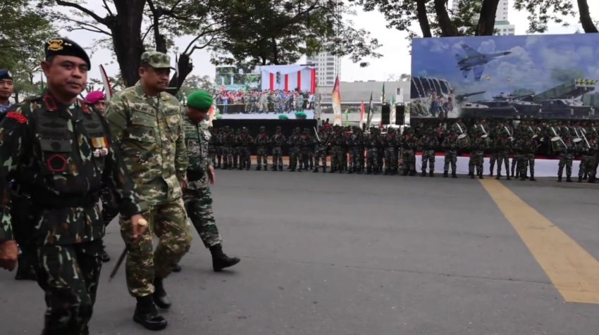 HUT ke-80 TNI di Lapangan Merdeka Medan Dimeriahkan Aksi Bela Diri dan Defile Alutsista