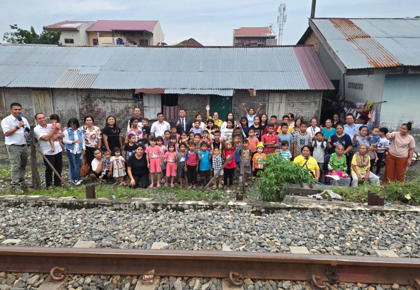 HKBP UAS Kabarkan Injil di Pinggiran Rel KA Cinta Damai, "Anak Ceria dan Lansia Bahagia" Sambut Sukacita