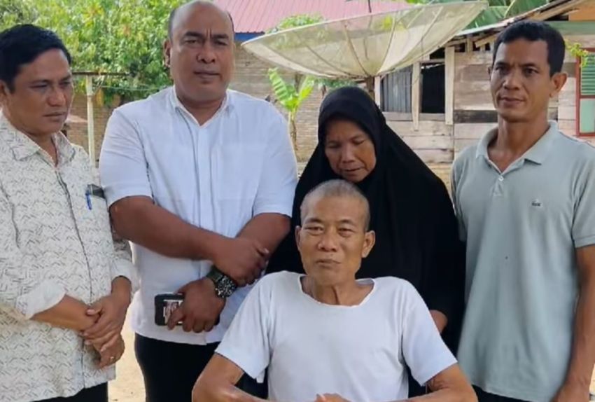 Pak Tugarno di Labura Terima Kursi Roda dari Anggota DPR RI Novi Sitorus