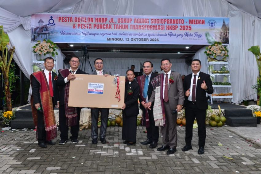 Pesta Gotilon HKBP UAS Sukacita, St Handy M Siahaan Dapatkan Hadiah TV Sumbangan Bimbel Talenta