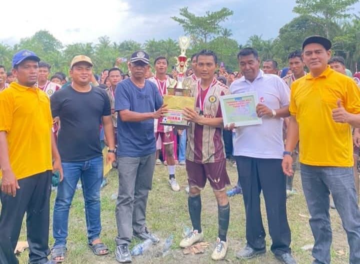 PSPB A Juara Turnamen Sepak Bola Piala Kades Kualabangka