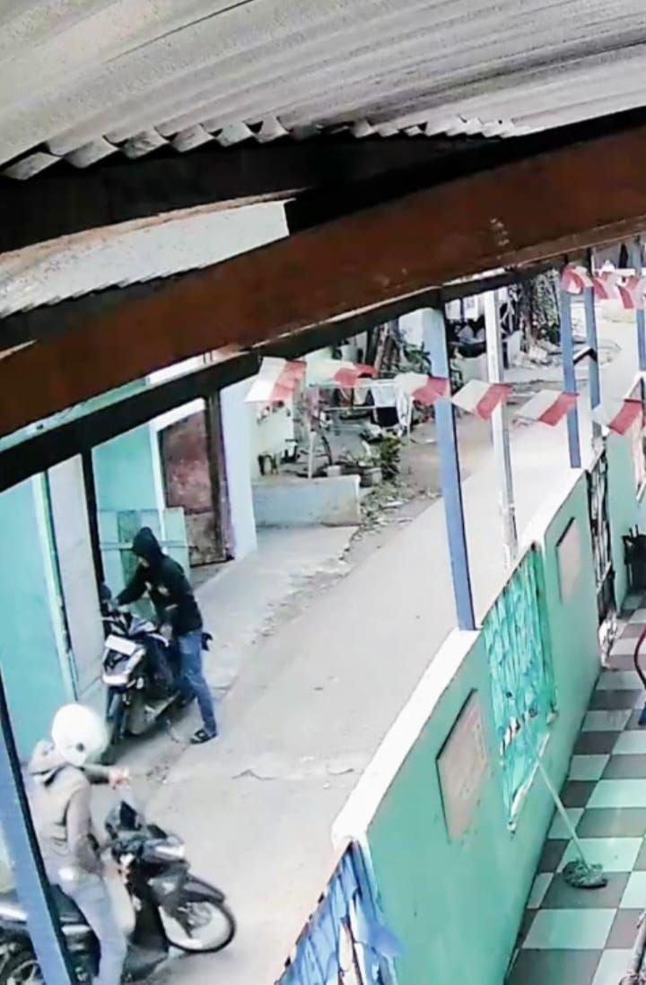 Viral di Medsos, Dua Maling Dalam Hitungan Detik Gasak Sepeda Motor di Medan Polonia
