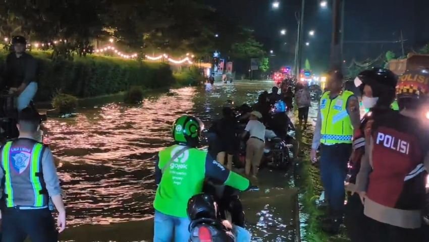 Jalan Sisingamangaraja Banjir, Puluhan Motor Mogok Diterjang Air