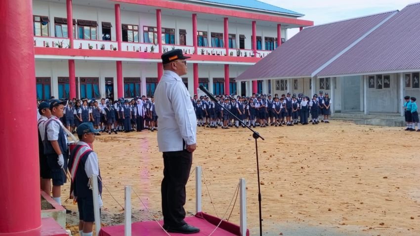 Kalapas Barus Jadi Pembina Upacara Bendera di SMP Negeri 1 Barus