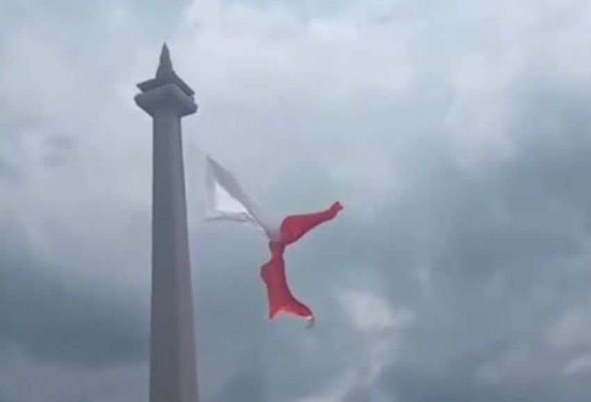 Bendera Merah Putih Robek Saat Gladi HUT ke-80 TNI di Monas