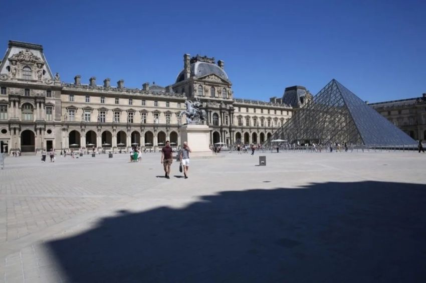 Museum Louvre Dibuka Kembali Setelah Mahkota Ratu yang Dicuri Ditemukan
