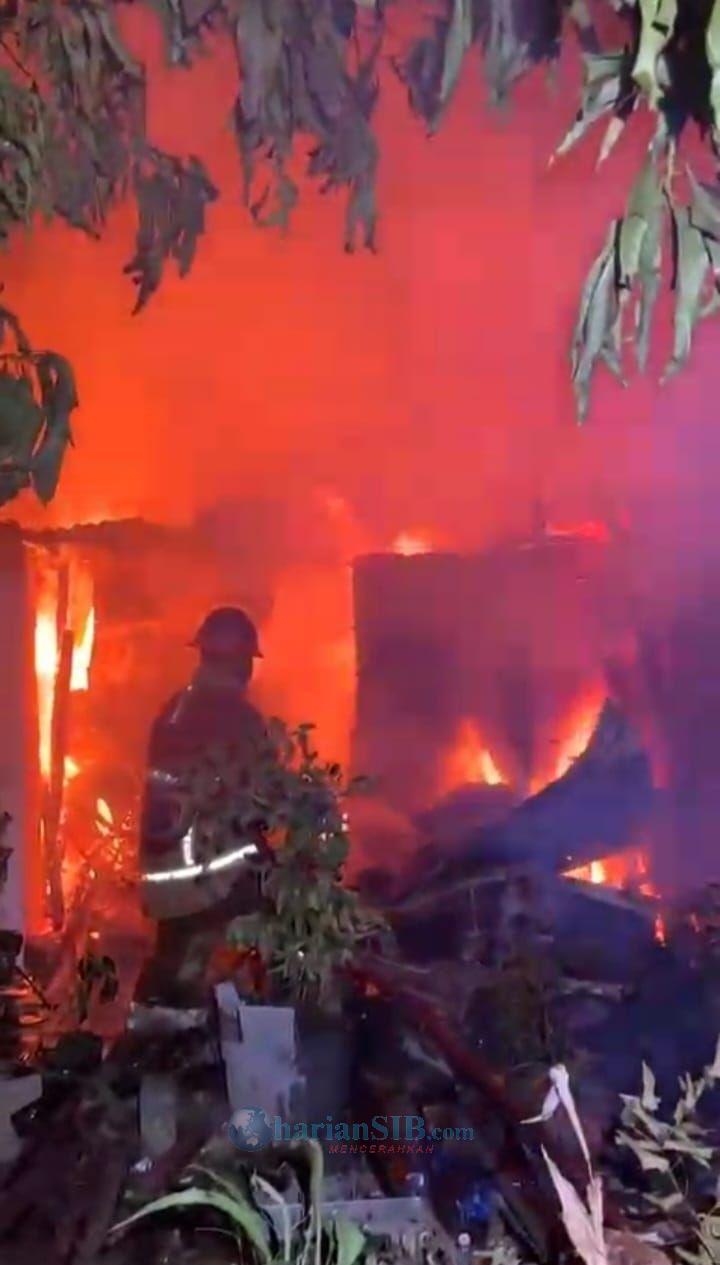 12 Rumah Semi Permanen di Jalan Sukaramai I Medan Hangus Terbakar