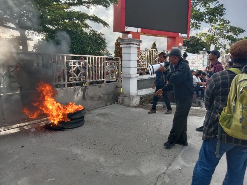 Tolak Konversi Teh, Massa Bakar Ban di Kantor Bupati Simalungun