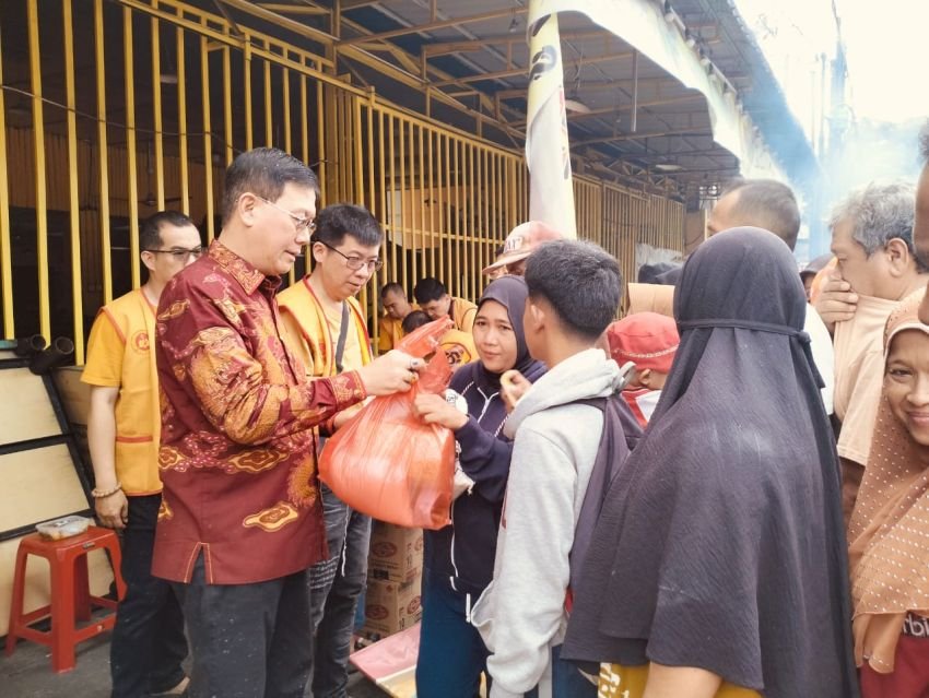 Hasyim SE Bagikan Sembako Bersama Cetiya Perdana Cendana