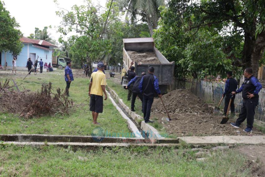 Warga Dusun Sidodadi Langkat Keluhkan Jalan Rusak Menuju Masjid, Ricky Anthony Spontan Perbaiki