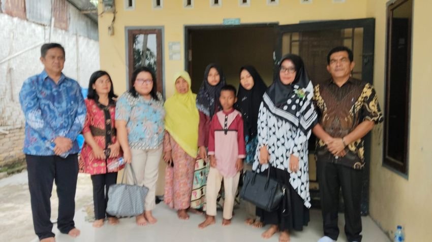 Tewas Tenggelam di Selat Malaka, Keluarga Nelayan Sergai Terima Santunan dan Beasiswa Pendidikan