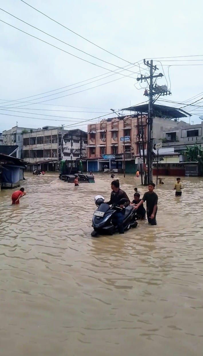 Sungai Deli Meluap, Ribuan Rumah Warga dan Jalan Raya Terendam Banjir