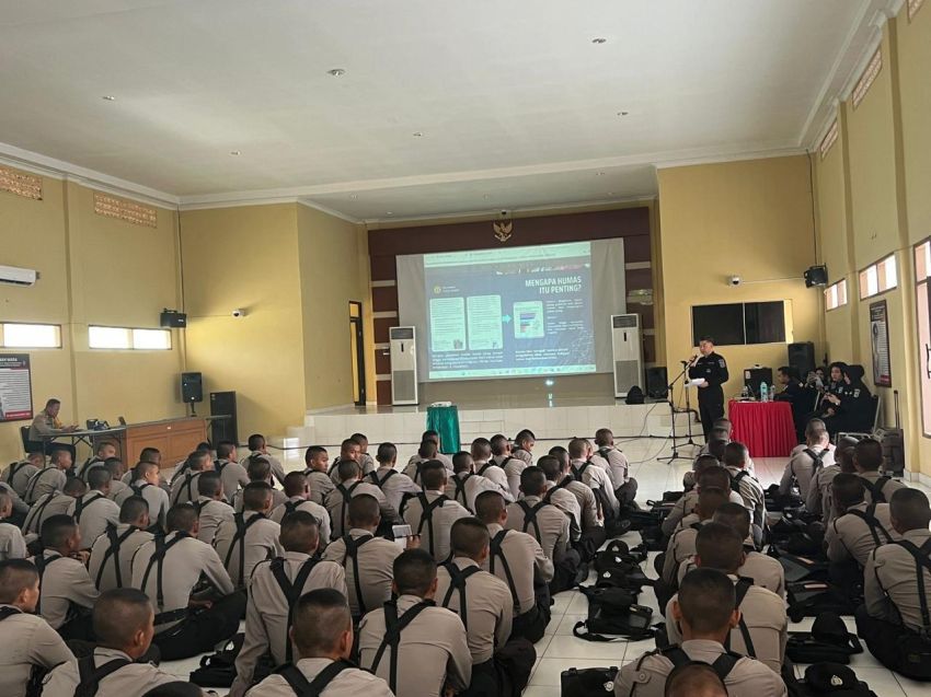 Kabid Humas Polda Sumut Tanamkan Nilai Kehumasan pada Siswa SPN Hinai