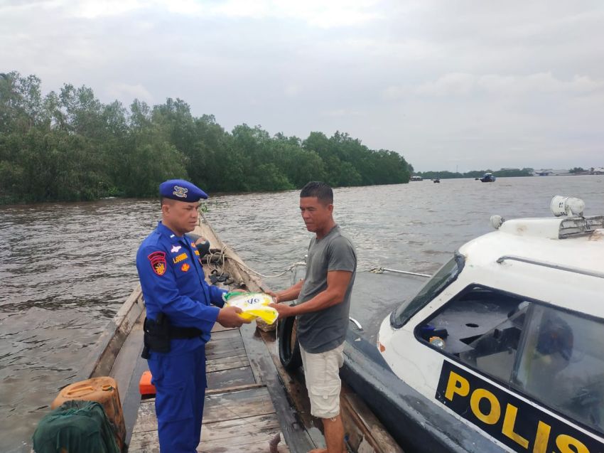 Jumat Berkah, Personel Satpolair Berbagi Rezeki kepada Nelayan Tanjungbalai