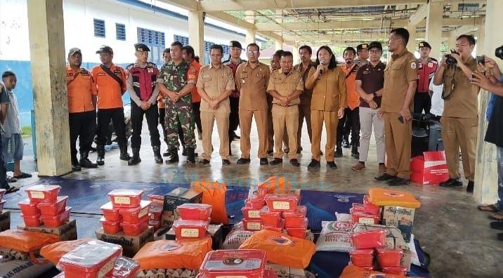 Pemkab Tapteng Salurkan Bantuan ke Warga Hajoran Terdampak Gelombang Pasang