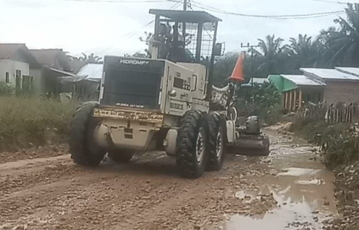PT Socfindo Perbaiki Jalan Rusak dan Bantu Warga Terdampak Banjir