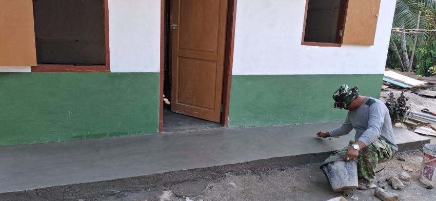 Finishing Bedah RTLH, Satgas TMMD ke-126 Lakukan Pengecatan Rumah dan Pasang Pintu