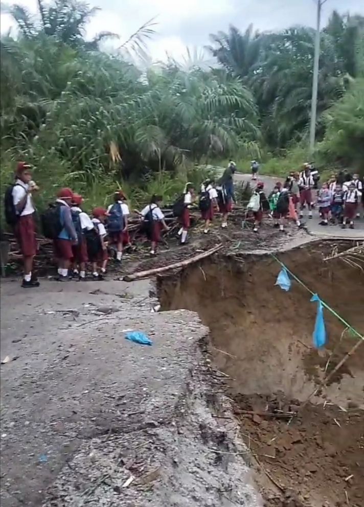 Warga Gotong Royong Perbaiki Jalan Provinsi yang Putus Total di Simalungun