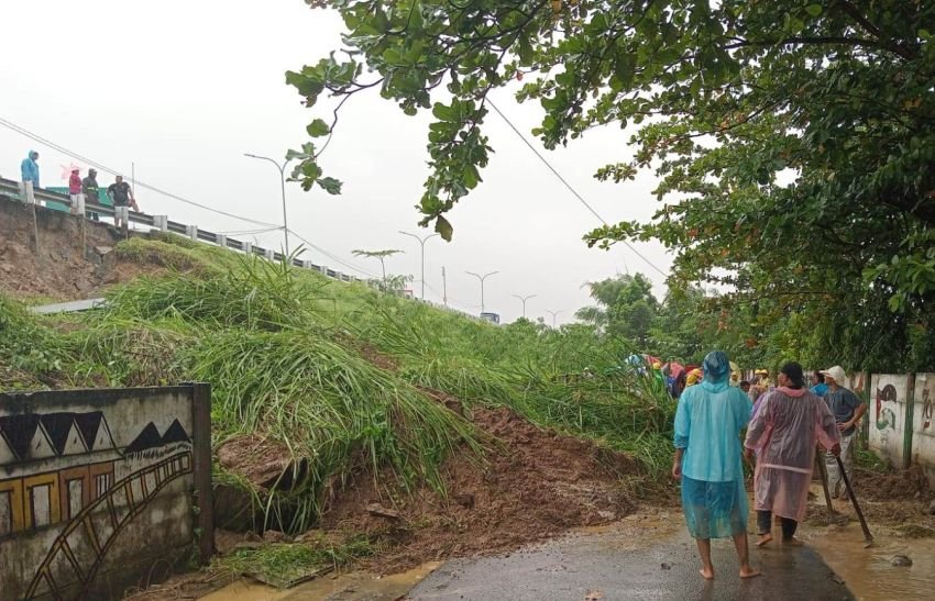 Tepi Jalan Tol Tanjungmorawa Longsor Tutup Jalan Kampung