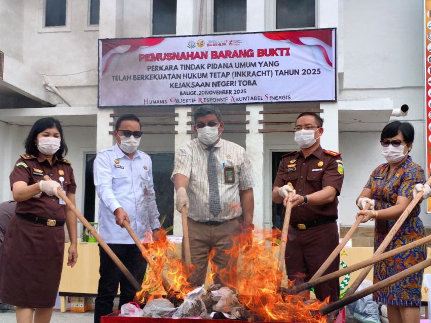 Kejari Toba Musnahkan Barang Bukti 55 Perkara Inkracht