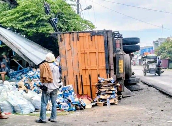 Hindari Betor, Truk Bawa Air Mineral Terbalik di Jalinsum Batu Bara