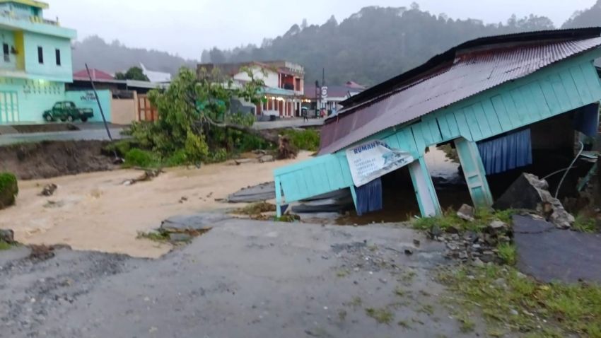 Akses Jalan Terputus, Rumah Warga Roboh Diterjang Longsor di Taput