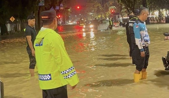 Kapolda dan Wakapolda Tinjau Banjir di 2 Lokasi Berbeda