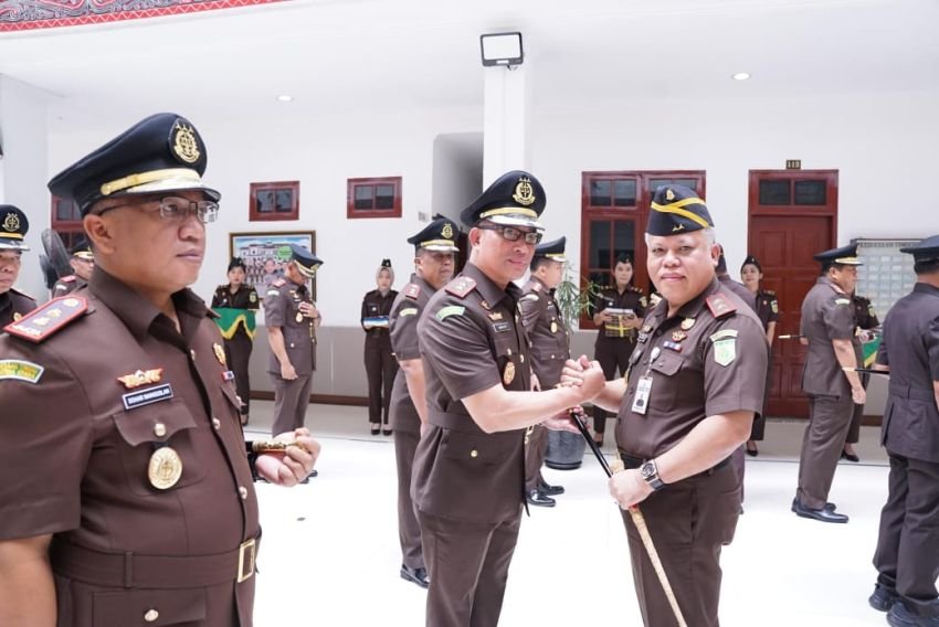 Kajati Sumut Harli Siregar Lantik Muslih sebagai Kepala Kejari Toba