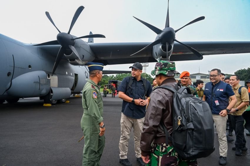Gubernur Bobby Nasution Terbang Bawa Logistik dan Obat-obatan ke Tapteng dan Sibolga yang Masih Terisolir