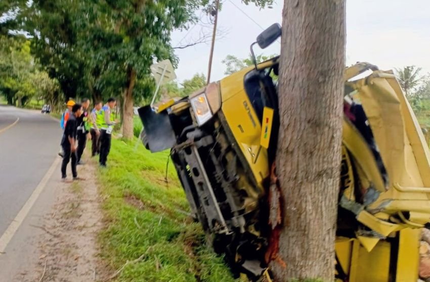Kernet Tewas, Truk Bermuatan Kayu Tabrak Pohon di Jalinsum Batu Bara