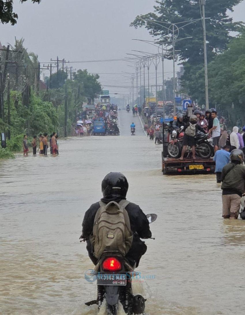 Ruas Jalan Menuju Medan dari Tanjung Morawa Lumpuh Total, Banjir Selutut Orang Dewasa