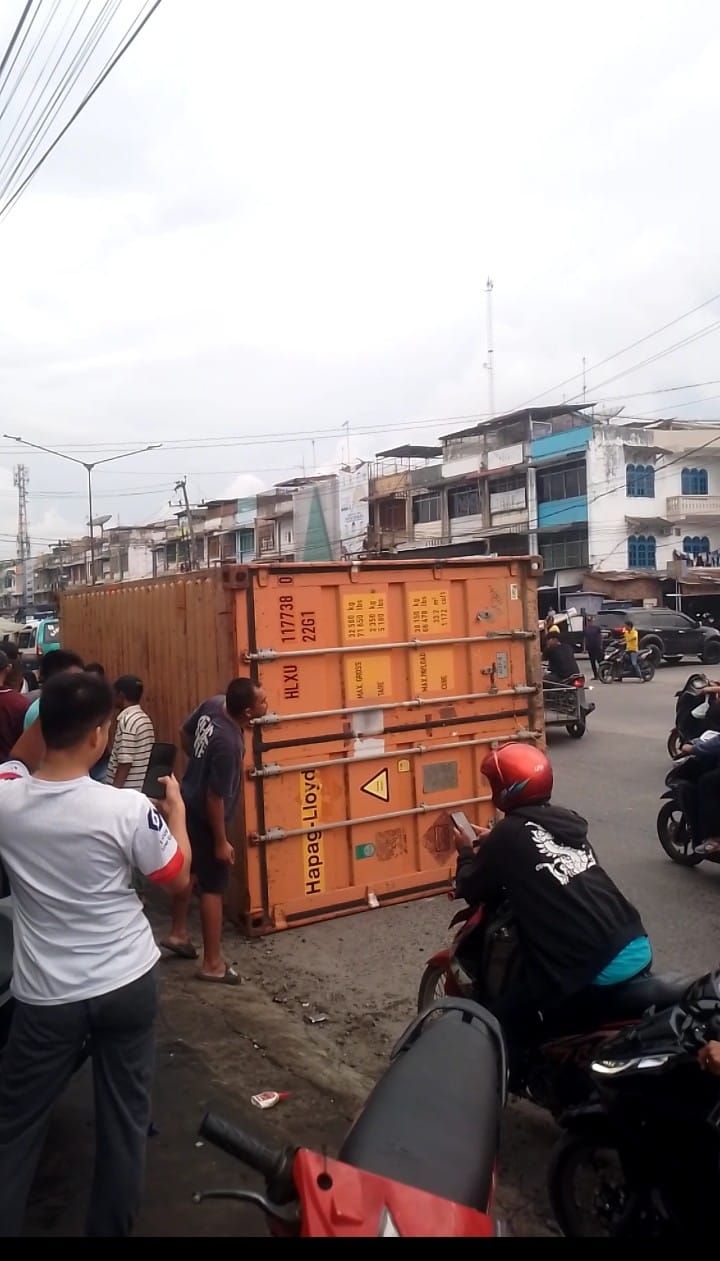 Kontainer Jatuh di Jalan Raya Medan Labuhan