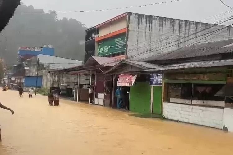 Sibolga&ndash;Tapteng Dilanda Duka: Jalan Terputus, Jaringan Komunikasi Lumpuh, Puluhan Warga Tewas