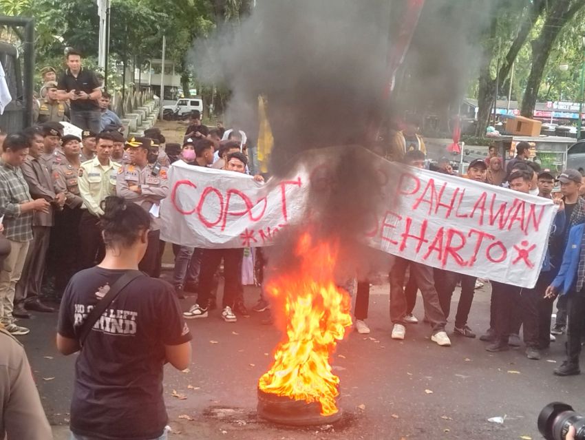 Mahasiswa Bakar Ban di DPRD Sumut, Tolak Gelar Pahlawan Nasional untuk HM Soeharto
