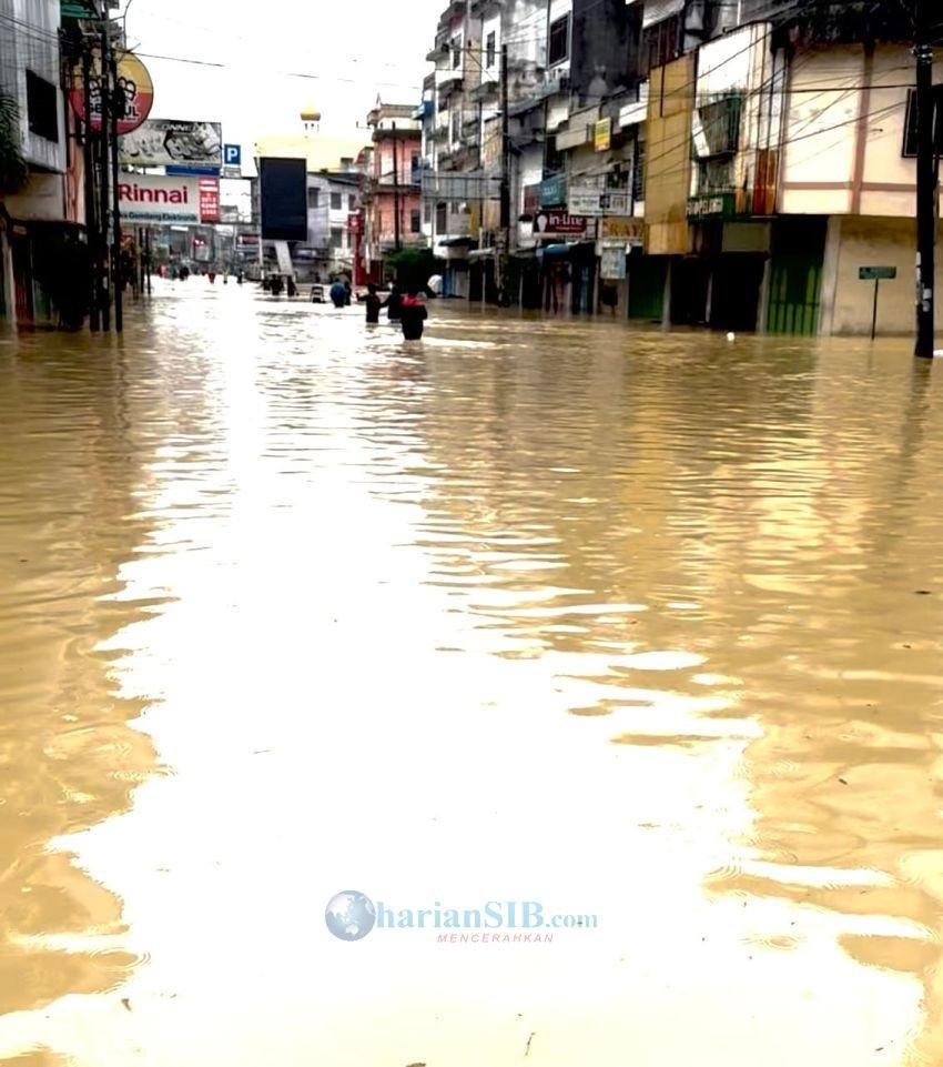 Tebingtinggi ‘Tenggelam’, Jalan Utama Lumpuh dan Ribuan Rumah Terendam