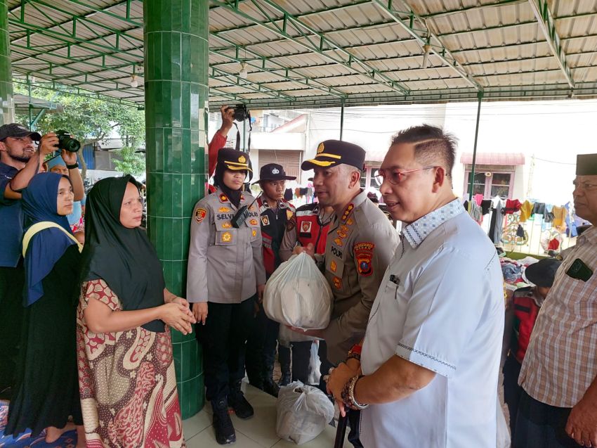 Wakapolda Sumut dan Kapolrestabes Medan Beri Bantuan kepada 235 Warga Korban Banjir