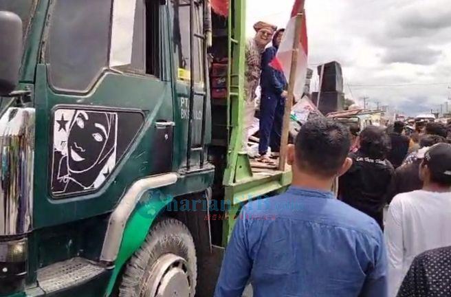 Pengunjuk Rasa Nyaris Bentrok dengan Warga di Kantor Bupati Simalungun