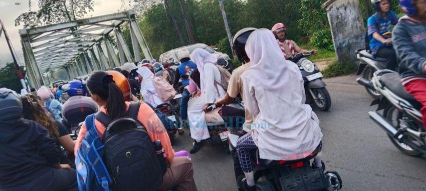Jalan Sarudik - Pandan Macet Parah, Ini Penyebabnya