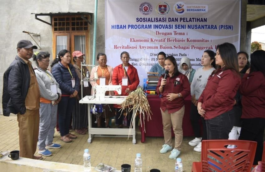 Tim Dosen dan Mahasiswa Universitas Sisingamangaraja XII Tapanuli Lakukan Pelatihan kepada Kelompok Pengrajin Anyaman Baion