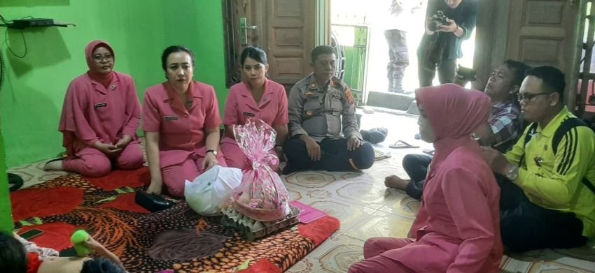 Bhayangkari Beri Bantuan Bagi Anak Stunting dan Penderita Kanker di Tanjungbalai