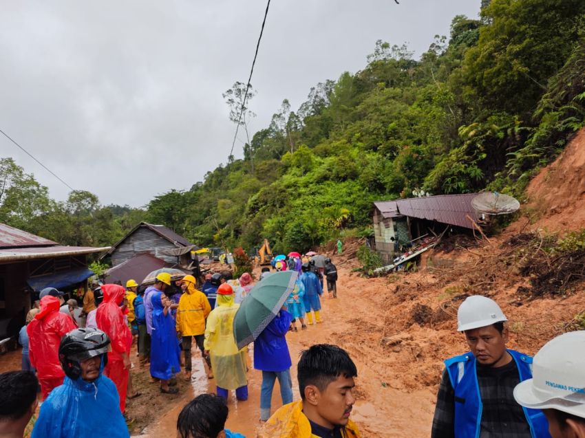 Longsor di Adiankoting dan Parmonangan Tewaskan 2 Orang, 29 Hilang