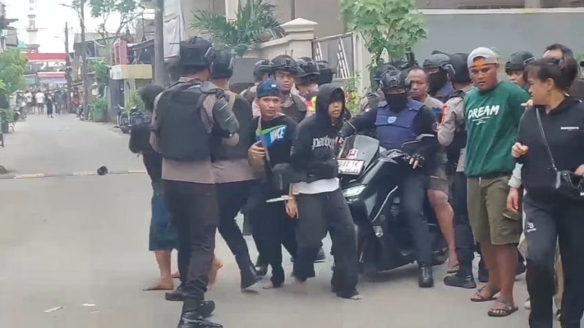 Aksi Brutal di Kampung Bahari: Kartel Narkoba Serang Brimob Pakai Samurai
