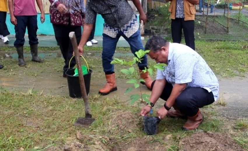 Hari Pohon Sedunia, Manajer PTPN IV Regional I Kebun Membang Muda Ikut Tanam 10.000 Pohon