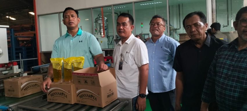 Dirut Bulog Sidak Pasar dan Pabrik Minyak Kita di Medan, Pastikan Harga Pangan Sesuai HET