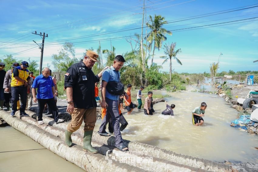 Bupati Tinjau Lokasi Banjir di Desa Padang Genting dan Nenassiam, Pastikan Penanganan Cepat dan Tepat